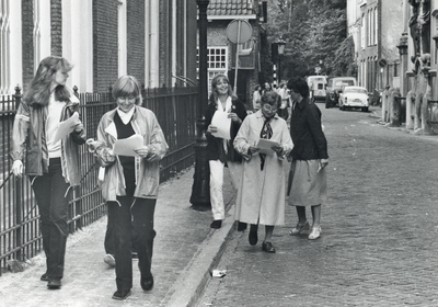 826255 Afbeelding van enkele deelnemers aan de wandelpuzzeltocht door de Utrechtse binnenstad, op de Agnietenstraat. De ...